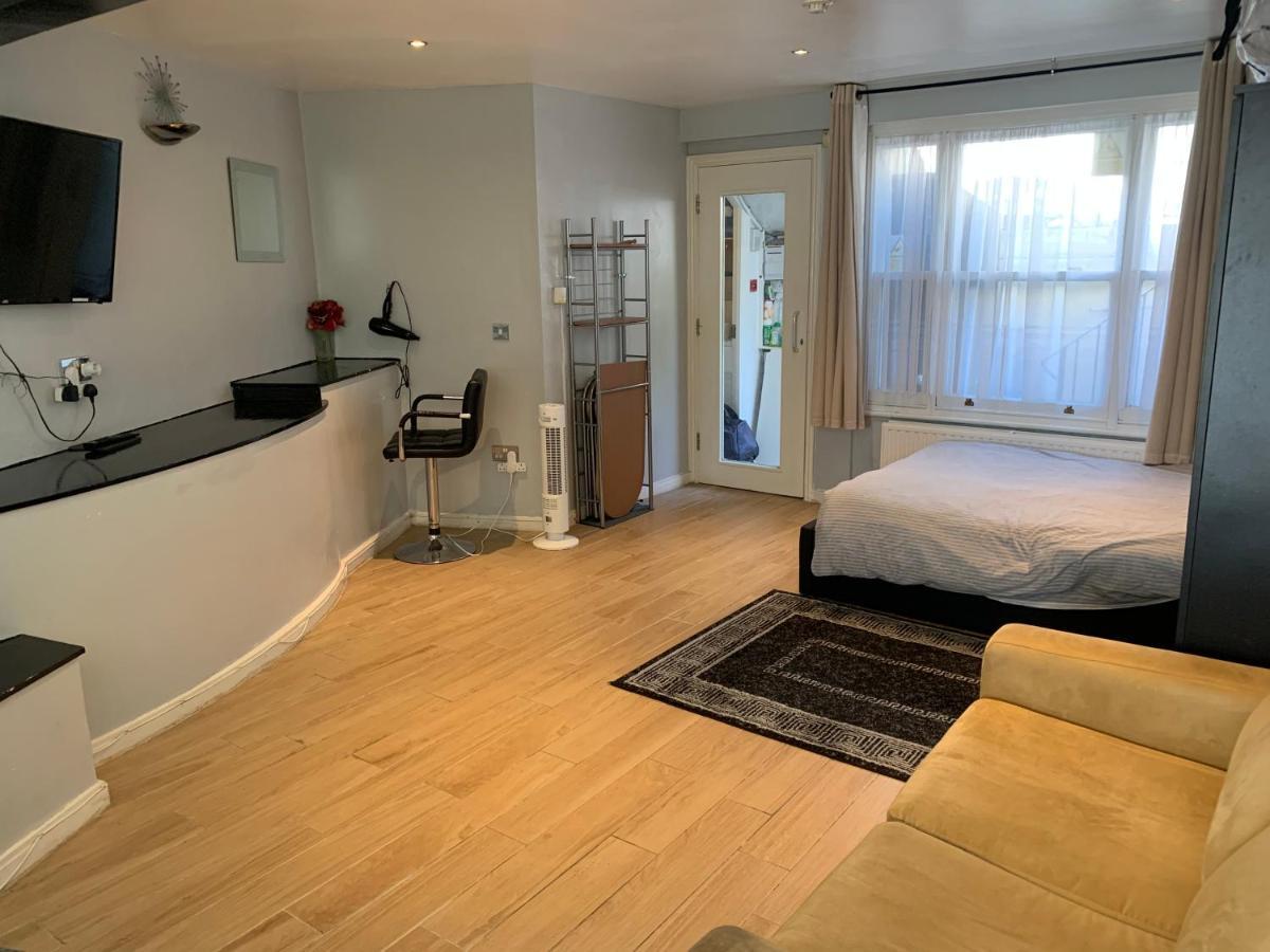 Studio Apartment - Entire Lower Ground Floor - Only 7 Mins Walk Kings Cross St Pancras Station London Exterior photo